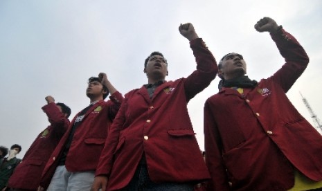  mahasiswa yang tergabung dalam Aliansi BEM Lintas Pulau Seindonesia melakukan aksi damai memperingati hari Pahlawan di Pelataran Silang Monas, Jakarta, Rabu (11/11). 