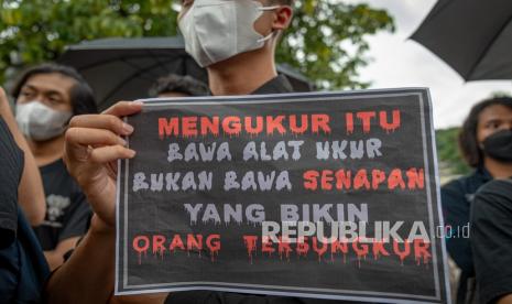 Mahasiswa yang tergabung dalam Aliansi Mahasiswa Semarang Raya mengikuti aksi Kamisan Solidaritas Untuk Warga Wadas di depan Mapolda Jateng, Semarang, Jawa Tengah, Kamis (10/2/2022). Dalam aksi tersebut mereka mengajukan sejumlah tuntutan diantaranya yaitu mengecam dan mengutuk segala tindakan represif, non-prosedural yang dilakukan aparat kepolisian terhadap warga Wadas, meminta pihak kepolisian menarik mundur personelnya dari Desa Wadas, serta meminta pihak terkait menunda pengukuran lahan yang terjadi permasalahan sampai adanya musyawarah terbuka dengan warga Wadas. 