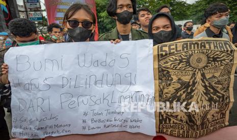 Mahasiswa yang tergabung dalam Aliansi Mahasiswa Semarang Raya mengikuti aksi Kamisan Solidaritas Untuk Warga Wadas di depan Mapolda Jateng, Semarang, Jawa Tengah, Kamis (10/2/2022). Dalam aksi tersebut mereka mengajukan sejumlah tuntutan diantaranya yaitu mengecam dan mengutuk segala tindakan represif, non-prosedural yang dilakukan aparat kepolisian terhadap warga Wadas, meminta pihak kepolisian menarik mundur personelnya dari Desa Wadas, serta meminta pihak terkait menunda pengukuran lahan yang terjadi permasalahan sampai adanya musyawarah terbuka dengan warga Wadas.