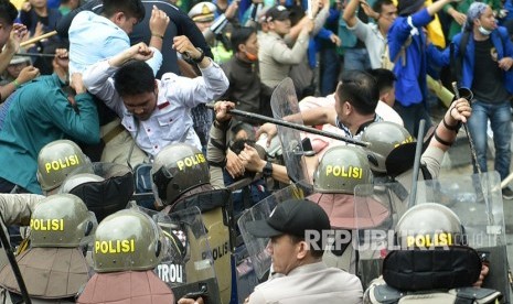 Mahasiswa yang tergabung dalam Aliansi Sumsel Melawan terlibat bentrok dengan aparat keamanan saat melakukan aksi di luar gedung DPRD Sumatera Selatan, Palembang, Sumatera Selatan, Selasa (24/9/2019).