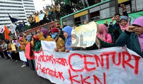  Mahasiswa yang tergabung dalam Badan Eksekutif Mahasiswa (BEM) Seluruh Indonesia melakukan aksi unjuk rasa di kawasan Bundaran Hotel Indonesia, Jakarta, Selasa (21/5).    (Republika/ Tahta Aidilla)