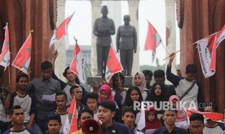 Mahasiswa yang tergabung dalam Badan Eksekutif Mahasiswa (BEM) Nusantara mengibarkan bendera saat melakukan deklarasi di Surabaya, Jawa Timur, Kamis (29/11/2018).