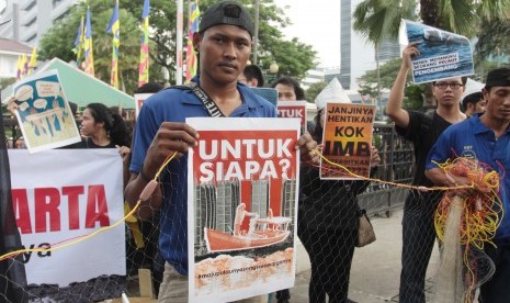 Mahasiswa yang tergabung dalam Badan Eksekutif Mahasiswa Universitas Indonesia (BEM UI) menggelar aksi unjuk rasa damai mengkiritik inkonsistensi Gubernur DKI Jakarta Anies Baswedan terkait masalah reklamasi, di depan Gedung Balaikota, Jakarta, Senin (24/6/2019).