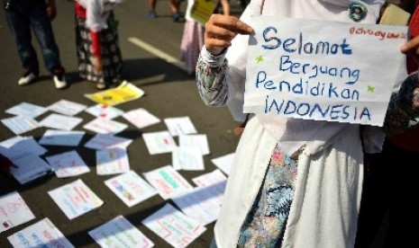 Mahasiswa yang tergabung dalam Badan Eksekutif Mahasiswa Universitas Negeri jakarta (BEM UNJ) menggelar aksi menuntut pendidikan bermutu saat Hari Bebas Kendaraan Bermotor di Jakarta, Ahad (4/5). 