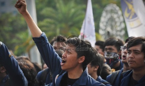 Mahasiswa yang tergabung dalam BEM Nusantara menggelar aksi unjuk rasa di depan Istana Negara. (Ilustrasi)