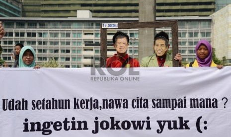 Mahasiswa yang tergabung dalam BEM Seluruh Indonesia wilayah Jabodetabek-Banten melakukan aksi di Bundaran HI, Jakarta Pusat, Ahad (22/11).  (Republika/Yasin Habibi)