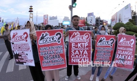 Mahasiswa yang tergabung dalam BEM SI Wilayah Sumbangsel dan Aliansi BEM Lampung mengangkat poster saat menggelar aksi dalam rangka menyongsong tiga tahun pemerintahan Joko Widodo-Jusuf Kalla (ilustrasi)