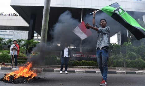 Mahasiswa yang tergabung dalam Himpunan Mahasiswa Islam (HMI) berunjuk rasa di depan Gedung KPK, Jakarta, Senin (9/5).