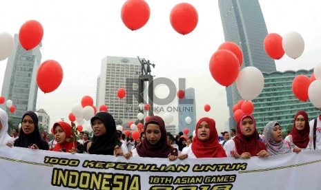 Mahasiswa yang tergabung dalam Ikatan Mahasiswa Olahraga Indonesia mensosialisasikan Asian Games 2018 di Bundaran HI, Jakarta, Ahad (3/5). Aksi ini merupakan dukungan terhadap penyelenggaraan gelaran olahraga 4 tahunan Asian Games ke-18 ini yang akan disel