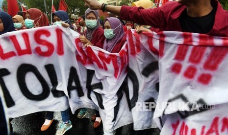 Mahasiswa yang tergabung dalam Jaringan Mahasiswa Pejuang membentangkan spanduk dan menutup jalan saat aksi menggugat revisi UU MD3 di depan Gedung DPRD Surabaya, Jawa Timur, Senin (26/2). 