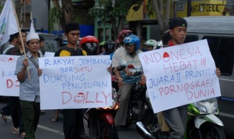 Mahasiswa yang tergabung dalam KAMMI (Kesatuan Aksi Mahasiswa Muslim Indonesia) melakukan aksi longmars ke gedung DPRD mendukung penutupan lokalisasi Dolly Surabaya di Jombang, Jawa Timur, Rabu (18/6). 