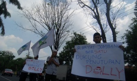 Mahasiswa yang tergabung dalam KAMMI (Kesatuan Aksi Mahasiswa Muslim Indonesia) melakukan aksi turun ke jalan mendukung penutupan lokalisasi Dolly Surabaya di Jombang, Jawa Timur, Rabu (18/6). 