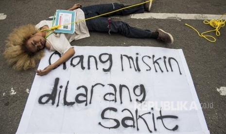 Mahasiswa yang tergabung dalam Keluarga Mahasiswa Kota Kembang melakukan aksi teaterikal menolak kenaikan iuran BPJS Kesehatan di depan Gedung Sate, Bandung, Jawa Barat, Rabu (15/1). (ilustrasi)