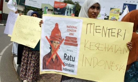   Mahasiswa yang tergabung dalam Kesatuan Aksi Mahasiswa Muslim Indonesia (KAMMI) menggelar aksi mengecam kampanye kondom di Bundaran Simpang Lima, Banda Aceh, Aceh, Rabu (4/12).    (Antara/Ampelsa)