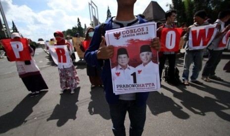 Mahasiswa yang tergabung dalam Koalisi Mahasiswa Yogyakarta melakukan aksi dukungan kepada capres cawapres Prabowo-Hatta di Bunderan UGM, Yogyakarta, Senin (30/6).