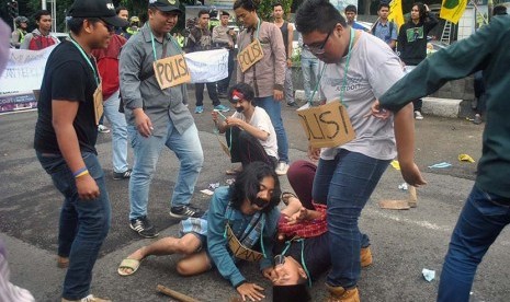 Mahasiswa yang tergabung dalam Pergerakan Mahasiswa Islam Indonesia (PMII) Bogor menggelar aksi untuk petani Majalengka di Tugu Kujang, Jalan Pajajaran, Kota Bogor, Jawa Barat, Selasa (22/11). 