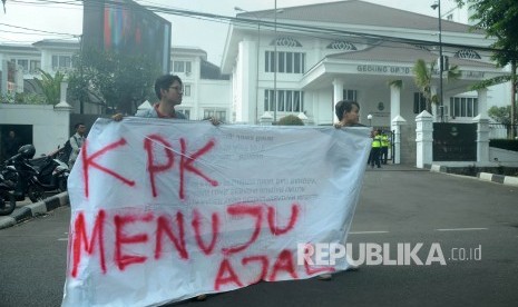 Mahasiswa yang tergabung dalam Poros Revolusi Mahasiswa Bandung menggelar aksi menolak revisi UU KPK, di depan Gedung DPRD Jawa Barat, Jalan Diponegoro, Kota Bandung, Selasa (17/9). 