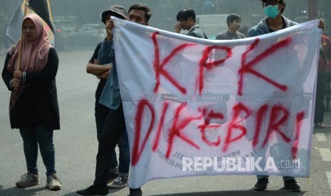 Mahasiswa yang tergabung dalam Poros Revolusi Mahasiswa Bandung menggelar aksi menolak revisi UU KPK, di depan Gedung DPRD Jawa Barat, Jalan Diponegoro, Kota Bandung, Selasa (17/9). 