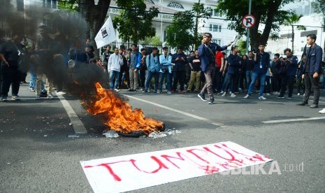 Mahasiswa yang tergabung dalam Poros Revolusi Mahasiswa Bandung menggelar aksi menolak revisi UU KPK, di depan Gedung DPRD Jawa Barat, Jalan Diponegoro, Kota Bandung, Selasa (17/9). 