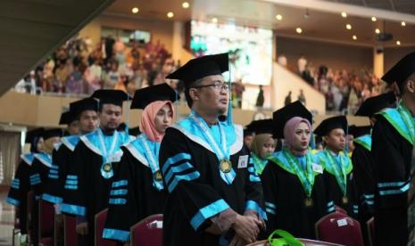 Para wisudawan-wisudawati tampak khidmat mengikuti Wisuda Sarjana ke-24, Magister ke-17, Doktor ke-3, dan Dies Natalis ke-46 tahun 2023 IIQ