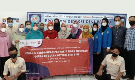 Mahasiswa/i Universitas BSI bersama Puskesmas Merdeka menggelar penyuluhan tentang program deteksi dini risiko penyakit tidak menular di lingkungan kampus.