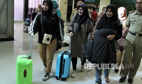 Warga Indonesia yang berkuliah di Wuhan tiba di Bandara Haluoleo Kendari usai melewati masa karantina dan observasi Coronavirus Disease (COVID-19) selama 14 hari di Natuna, Kendari, Sulawesi Tenggara. Pemerintah menggelontorkan dana berupa insentif ke sektor pariwisata yang terpukul penyebaran virus Corona