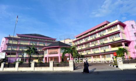 Atasi Gangguan Servr PPDB, Disdik Sumbar Minta Bantuan UNP. Foto: Mahasiswi melintas di depan gedung perkuliahan Universitas Negeri Padang (UNP) di Padang, Sumatera Barat, Senin (16/3/2020).