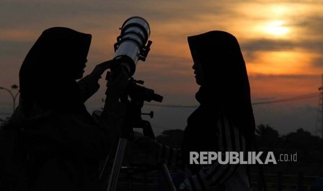 Mahasiswi memantau penampakan hilal untuk menentukan 1 Ramadhan tahun ini melalui alat teropong di Kampus ITERA Lampung.