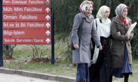 Mahasiswi turki Berjilbab di Kampus