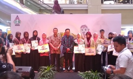  Mahasiswi Universitas Islam Negeri Sunan Kalijaga (UIN Suka) Prodi Fisika, Nur Khayati, saat meraih juara tiga dalam Anugrah Inovasi dan Penelitian 2019.