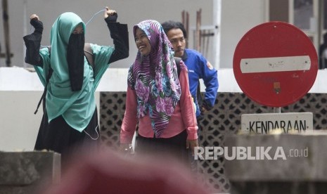 Mahasiswi Universitas Islam Negeri (UIN) Sunan Kalijaga Yogyakarta yang mengenakan cadar berada di kawasan kampus UIN Sunan Kalijaga, Sleman, Yogyakarta, Kamis (8/3). 