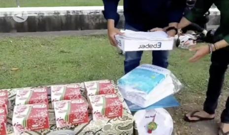 Mahasiwa Jurusan Teknik Lingkungan Universitas Andalas, Padang membagikan takjil dengan menukar sampah.