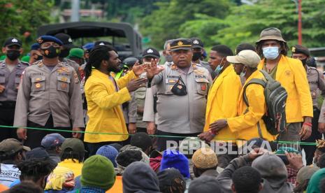 Mahasiwa melakukan aksi di depan Perumas II Waena, Jalan Raya SPG Taruna Bakti, Kota Jayapura, Papua, Selasa (8/3/2022). Pada Rabu (6/4/2022), DPR sepakat atas penamaan provinsi baru di Papua lewat rapat di Badan Legislasi. (ilustrasi)