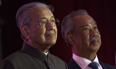 Mahathir Mohamad (kiri) dan Muhyiddin Yassin (kanan), Mahathir memastikan diri akan maju kembali di bursa perdana menteri. 