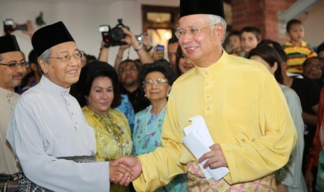 Mahathir Mohamad (kiri) dan Najib Razak (kanan)