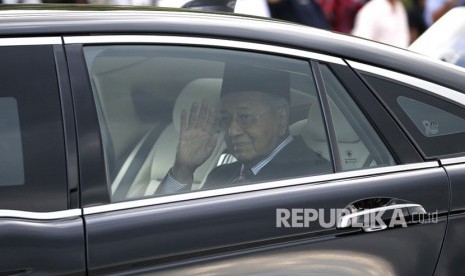 Mahathir Mohamad melambaikan tangan setelah memberikan audiensi dengan Raja Malaysia Sultan Abdullah Sultan Ahmad Shah di Istana Nasional Kuala Lumpur, Senin (24/22020). Mahathir telah mengundurkan diri sebagai Perdana Menteri Malaysia.