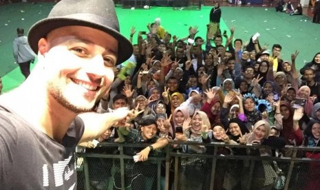 Maher Zain berswafoto dengan para fan