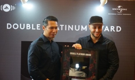 Maher Zain (kanan) saat menerima sertifikasi double platinum atas albumnya “ONE”, di Jakarta.