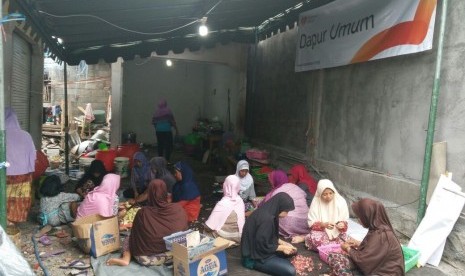 Mahesa (kedua dari kanan) bersama pengungsi lain di dapur umum Posko Pengungsi Kampung Muslim Gelgel, Semarapura, Klungkung