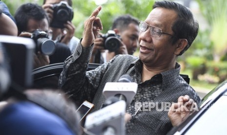 Mahfud MD Datangi KPK. Mantan Ketua Mahkamah Konstitusi Mahfud MD menjawab pertanyaan wartawan saat akan meninggalkan Gedung KPK di Jakarta, Rabu (27/2/2019). 