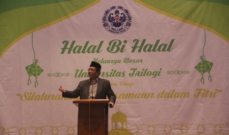 Mahfud MD memberikan tausiah saat acara halal bi halal di Universitas Trilogi