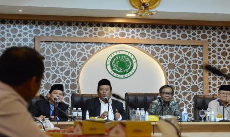 Menteri Koordinator Bidang Politik, Hukum, dan Keamanan (Menko Polhukam), Mahfud MD (kedua kanan) saat bersilaturahim dengan jajaran pimpinan harian Majelis Ulama Indonesia (MUI) di Jakarta, Selasa (1/11/2022). .MUI mendukung pemerintah tuntaskan 13 pelanggaran kasus HAM Berat 