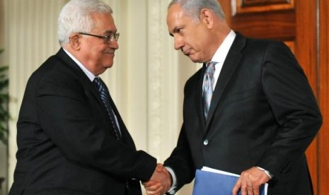 Perdana Menteri Israel Benjamin Netanyahu dan Presiden Palestina Mahmoud Abbas dilaporkan memiliki saluran komunikasi rahasia. 