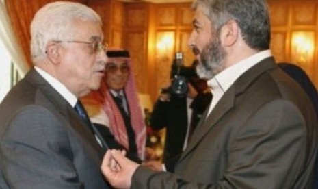 President of Palestine Mahmoud Abbas (left) and head of political bureau of Hamas, Khaled Meshal (file photo)