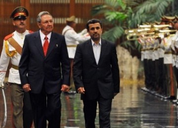 Mahmoud Ahmadinejad bertemu dengan presiden Kuba, Raul Castro dalam lawatan ke Amerika Latin