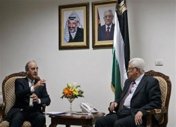 Mahmoud Abbas (kanan) dan George Mitchell