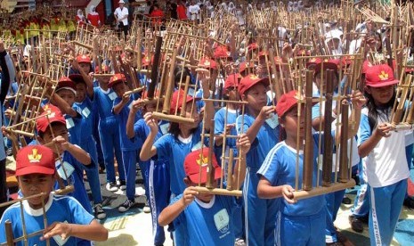  Main angklung massal.     (ilustrasi)