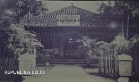 Maison Weiner Cake Shop, toko roti yang berdiri sejak 1936 di Kwitang, Jakarta Pusat. Maison Weiner menjadi toko roti dan kue autentik pertama sekaligus yang tertua di Jakarta.