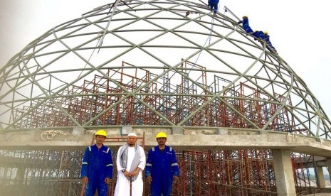 Majelis Azzikra yang dipimpin oleh  Ustadz Muhammad Arifin Ilham saat ini sedang membangun Masjid Az-Zikra di di Desa Cibadung,  Gunung Sindur,  Bogor, Jawa Barat.  Pembangunan masjid tersebut masih memerlukan uluran tangan kaum Muslimin agar bisa segera selesai.