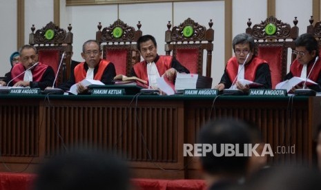 Majelis Hakim dalam persidangan kasus penistaan agama Basuki Tjahaja Purnama atau Ahok seusai menjalani sidang lanjutan di Auditorium Kementerian Pertanian, Jakarta, Selasa (25/4).